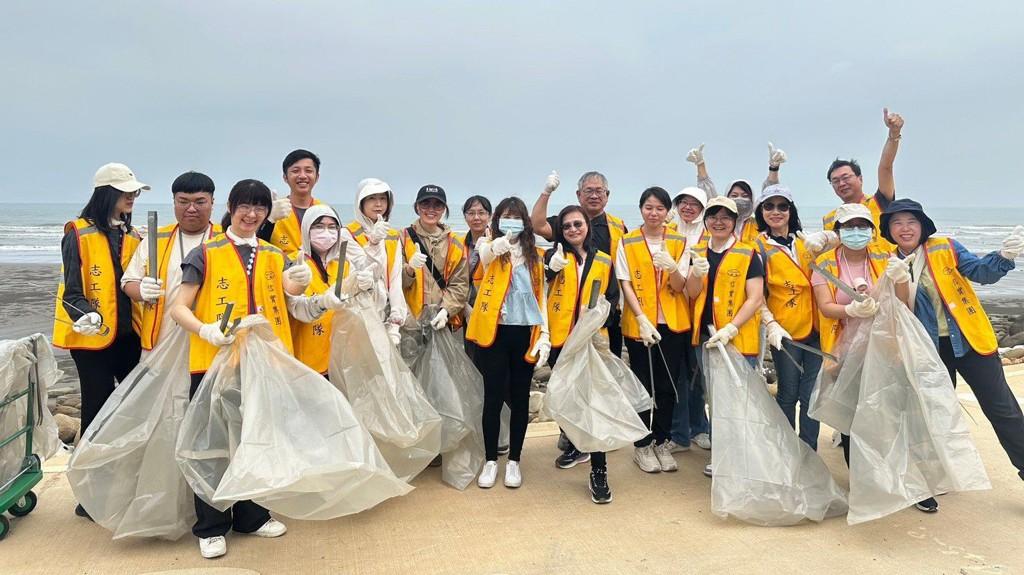 信實集團地球日新月沙灣淨灘展行動力